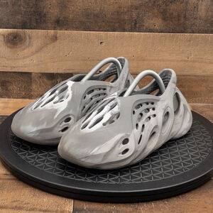 YEEZY FOAM RNNR MX GRANITE MENS ATHLETIC SHOES CASUAL GRAY WHITE ADIDAS SIZE 7